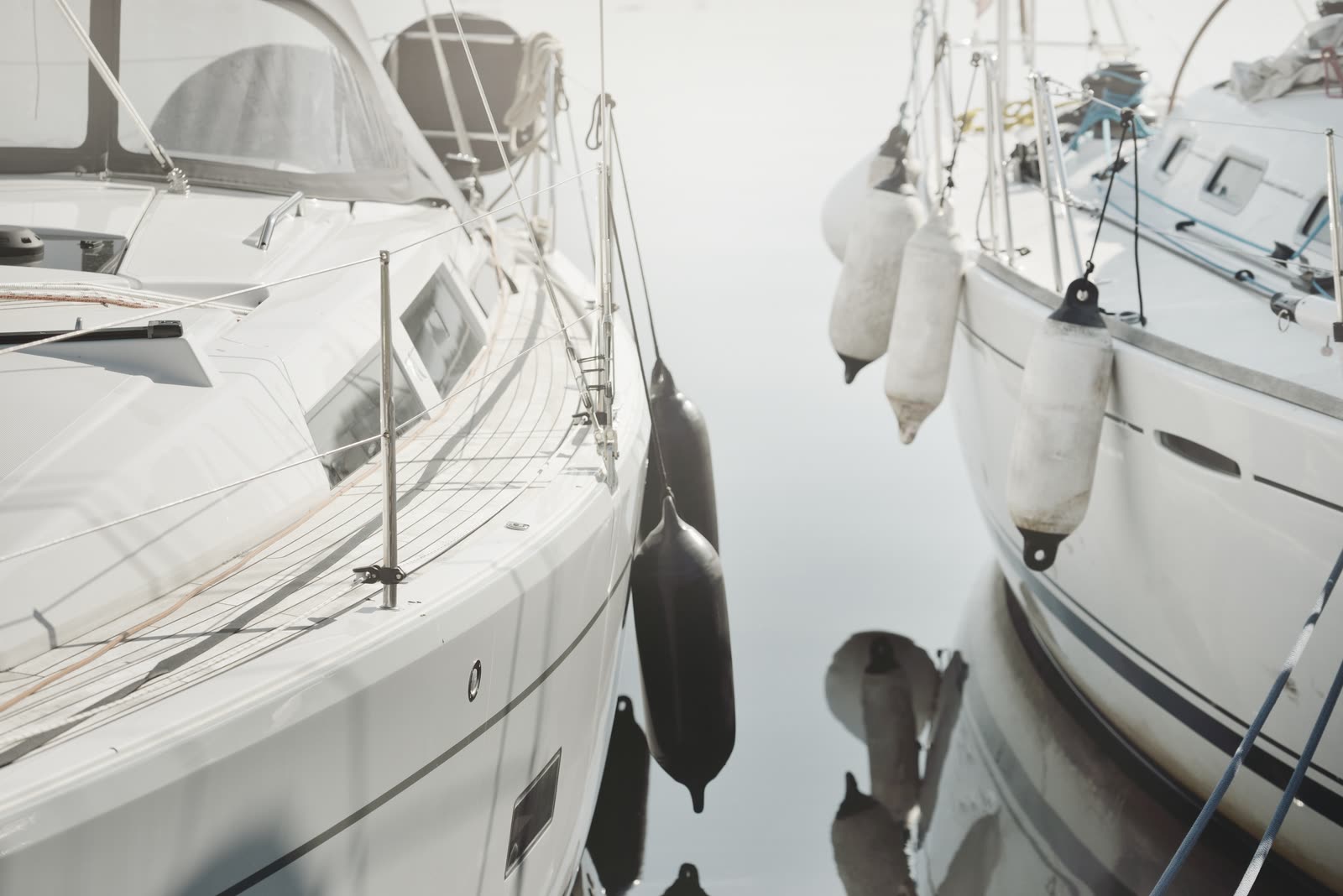 Barcos amarrados en un puerto deportivo