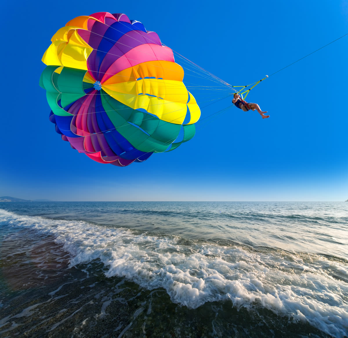 Paracaídas de parasailing sobre el mar