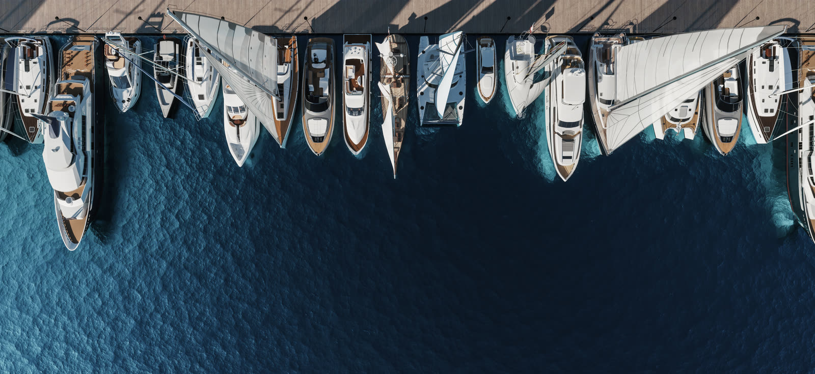 Amarres de un puerto deportivo vistos desde el aire